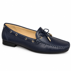 Loafer em couro com laço e ponteiras metálicas&nbsp;